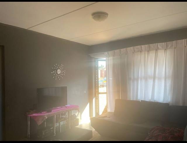 2 BEDROOM TOWNHOUSE FOR SALE IN OLIFANTSVLEI